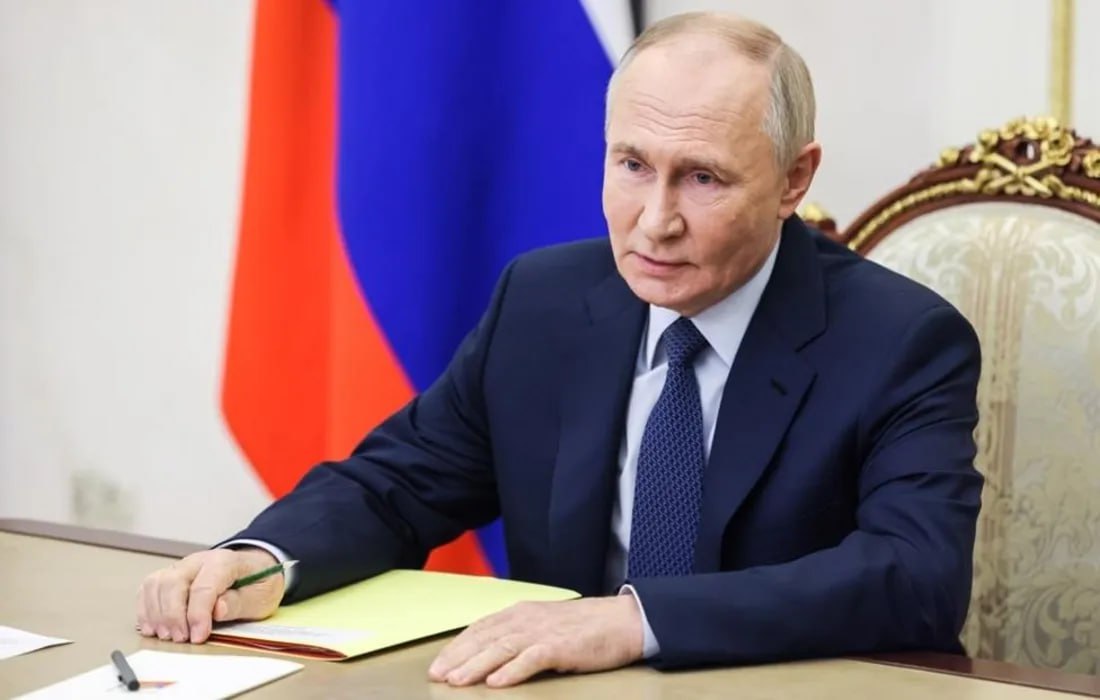 Путин продлил запрет на поставку нефти и нефтепродуктов по потолку цен Президент РФ Владимир Путин продлил до 31 декабря 2025 года срок действия ответных мер на предельные цены на нефть и нефтепродукты из России, установленные некоторыми иностранными государствами. Это следует из указа, опубликованного на официальном интернет-портале правовой информации. Согласно документу, поставки российских нефти и нефтепродуктов запрещены, если в контрактах на эти поставки прямо или косвенно предусматривается использование ценового потолка, введенного странами G7, ЕС и Австралией. Указ об ответных мерах на потолок цен вступил в силу 1 февраля 2023 года и должен был изначально действовать до 1 июля 2023 года. Однако действие этой меры продлевалось несколько раз.