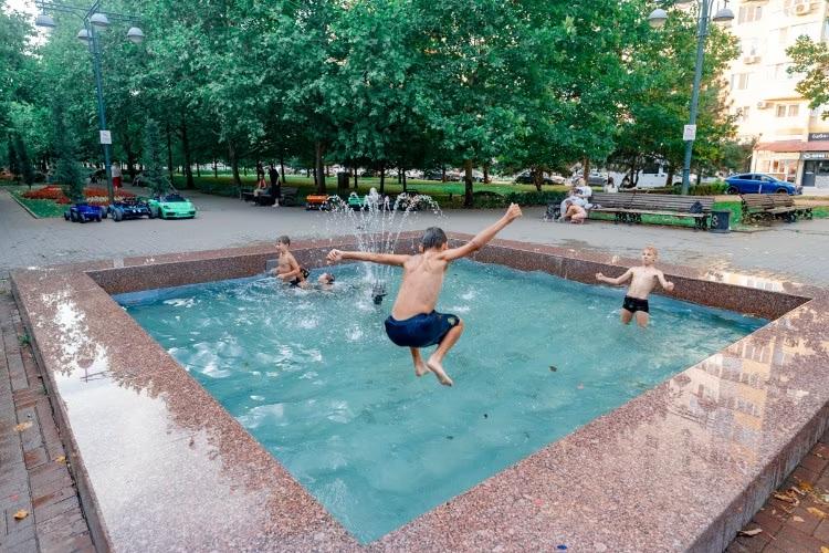 Купание в фонтанах Краснодара может стоить здоровья и денег Вода в фонтанах не проходит санитарную обработку, а в условиях летней жары становится идеальной средой для размножения патогенных микроорганизмов. Контакт с ней может привести к тяжелым кишечным инфекциям. Дополнительную опасность представляет скользкое дно, повышающее вероятность падения и травм. Специалисты также предупредили о риске повреждений от скрытых под водой элементов конструкции – насосов, труб и острых выступов. Мощные струи, бьющие под высоким давлением, способны нанести серьезные травмы, включая черепно-мозговые. Еще один скрытый риск – поражение электрическим током, поскольку к фонтанам подведены коммуникации и системы освещения. Нарушителей, решивших превратить фонтан в импровизированный бассейн, ждет штраф в размере 1 тыс. рублей. Власти призывают соблюдать осторожность и выбирать для купания только разрешенные места. Отправить новость Подписаться