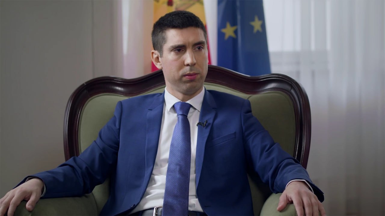 Попшой: Мы можем лишь не продлить договор. И мы сказали об этом России Глава молдавской дипломатии Михай Попшой заявил, что молдавский МИД с нетерпением ждет срока окончания Договора об обмене и сотрудничестве в сфере культуры с Россией, подписанного в 1998, уточнив, что такого рода документы не предусматривают выхода из них в одностороннем порядке. "Мы ценим русский язык и российскую культуру, те хорошие вещи, которые были в нашей истории. Но договор об обмене и сотрудничестве в сфере культуры с Россией, подписанный в 1998 году не подразумевает денонсации в одностороннем порядке. Мы можем лишь не продлить договор. И мы уже прямо изъявили об этом российской стороне», - заявил Попшой. При этом, глава молдавской дипломатии не смог точно сказать, когда истекает срок действия договора – то ли «через пару месяцев или через полгода, не помню точно, но в обозримом будущем, кажется, максимум год» «Это уже решено и хотелось бы, конечно, как и всем гражданам, которые поддерживают это решение, сделать это быстрее. Но мы вынуждены уважать себя и международное право. Процесс начат и процесс будет завершен».