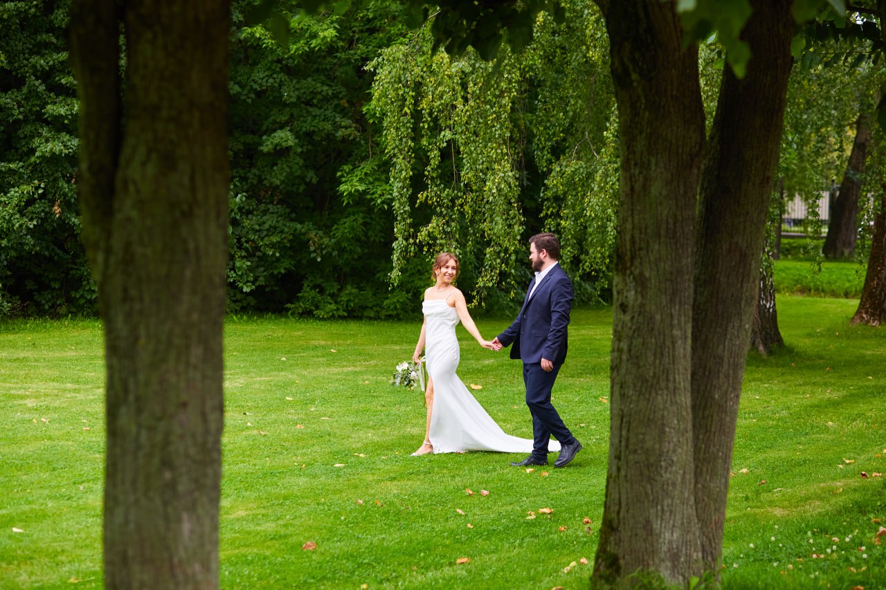 Столичные загсы выяснили главные свадебные тренды 2025 года Опрос 900 пар показал что 33 молодоженов предпочитают камерные праздники до 20 гостей а 19 и вовсе выбирают провести этот день вдвоем Обязательными элементами торжества остаются праздничная программа музыкальное сопровождение профессиональная фото и видеосъемка Выбрать площадку будущие молодожены могут в сервисе Наша свадьба Заявление на регистрацию брака принимается через портал госуслуг или во дворцах бракосочетания