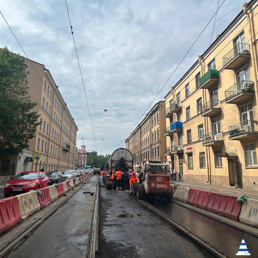 В Адмиралтейском районе начался ремонт Старо-Петергофского проспекта Специалисты обновляют покрытие в межрельсовом пространстве в зоне трамвайных путей. Помимо этого производят укладку литого асфальта, который не требует уплотнения, в процессе стабилизации набирает прочность и превращается в твердое и ровное покрытие. #Адмиралтейский_РК