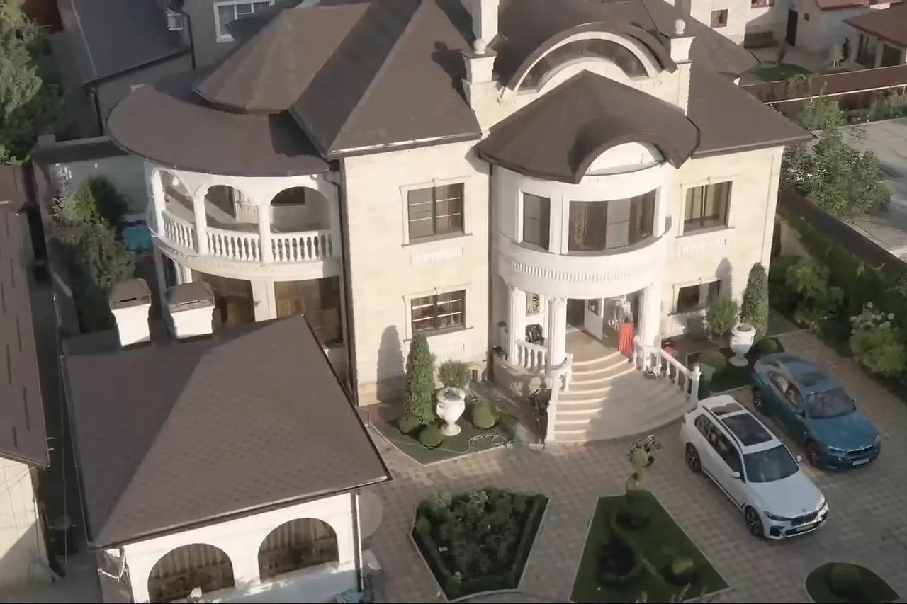 Конфискованный особняк экс главы ГИБДД Ставрополья выставлен на аукцион за 9 млн рублей Роскошная недвижимость площадью 232 кв м с участком в 1500 кв м уходит с молотка по цене которая в три раза ниже первоначальной оценки в 30 млн Объект перешёл в собственность государства после суда над бывшим начальником Алексей Сафонов был осуждён на 20 лет колонии за создание преступного сообщества вымогательство взяток и ряд других тяжких преступлений Теперь его бывшая резиденция ищет нового владельца Новости Кмв Экспресс Заказать рекламу