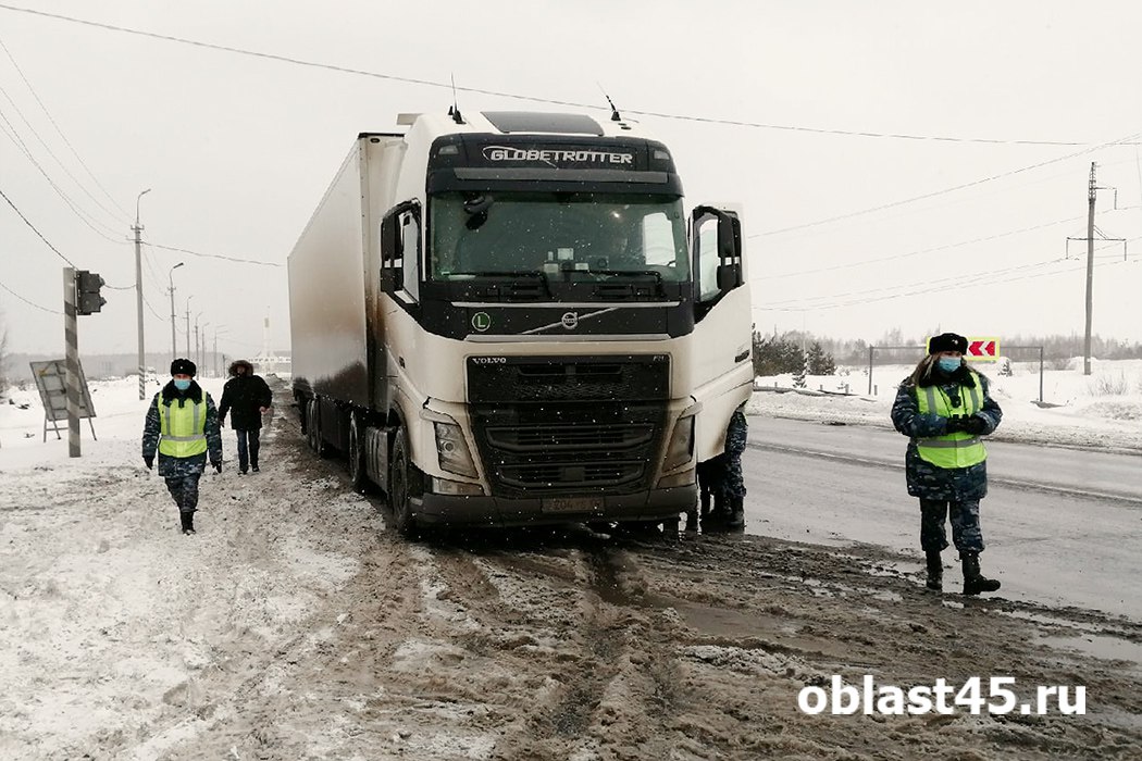 В Курганской области введут весеннее ограничение на движение большегрузов   С 1 апреля в Курганской области введут временное ограничение движения грузового транспорта по региональным и межмуниципальным трассам.    Подробности по ссылке