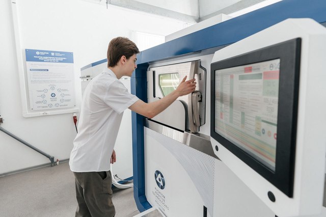 В ТОМСКЕ ОТКРЫЛСЯ ЦЕНТР РАЗРАБОТКИ СУПЕРПЛАСТИКА ДЛЯ ПРОМЫШЛЕННОСТИ На базе Томского государственного университета открыли центр, где будут разрабатывать и синтезировать суперпластики. Также ученые смогут масштабировать технологии для внедрения на производство. Центр будет развивать два направления, связанных с функциональными полимерами. Одно из них — биоразлагаемые материалы — продолжение работы, начатой ранее на химическом факультете ТГУ совместно с ИХТЦ и СибАгро. Второе направление — компаунды, инженерные пластики, обладающие высокой механической прочностью, химической и термической стойкостью. Такие суперпластики могут заменять металлические детали, обеспечивая при этом все преимущества многофункциональных полимеров, рассказали в университете. Компаунды применяются в авиа- и машиностроении, в реконструктивной хирургии. Например, из них можно изготавливать импланты для черепа, кейджи для соединения межпозвоночных дисков, они незаменимы в челюстно-лицевой хирургии и стоматологии. Источник: ТПУ #времявперёд!