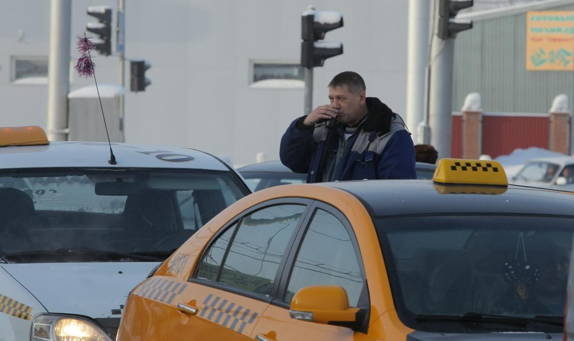 В «Яндексе» объяснили рост цен на такси в непогоду  В «Яндекс Go» подсказали, как сэкономить на поездках в такси в период первых снегопадов и минусовых температур.  В пресс-службе сервиса отмечают, что с началом заморозков, гололедицы и осадков многие жители не садятся за руль, а предпочитают добираться по нужным адресам на общественном транспорте или заказывают машину. Автомобили в таких ситуациях едут медленнее — скорость потока падает в среднем на 20%, и длительность поездок на такси увеличивается. Одновременно на линии становится меньше экипажей — часть исполнителей предпочитают остаться дома.  «Во время первых снегопадов в разных городах России спрос на такси вырастает примерно на 15–20%, а число водителей снижается на 5–10%»,  — констатирует агрегатор.  При этом он пытается справиться с нехваткой машин. При неблагоприятных метеоусловиях в сервисе периодически включается повышающий коэффициент — стоимость услуги увеличивается, и это мотивирует больше водителей приступить к работе. Кроме того, ради привлечения таксистов компания во время острого спроса не взимает с них часть комиссии.  При планировании поездок в непогоду пассажирам советуют учитывать часы пик: утром с 7:00 до 9:00 и вечером с 17:00 до 19:00.  «Лучше выезжать на 15–20 минут раньше или позже этого времени»,  — рекомендуют в пресс-службе сервиса.  В «Яндекс Go» добавили, что у компании также есть технологии, которые позволяют клиентам сэкономить на такси в период большого количества заказов. Например, алгоритм может предложить разделить поездку с попутчиком или пройтись пару минут до места посадки — приложение автоматически подсказывает такие точки, при выезде из которых услуга обойдётся дешевле. Также можно воспользоваться такси-лоукостером под брендом «Везёт» — цена проезда там ниже, чем в «Экономе», но и ждать машину придётся дольше.