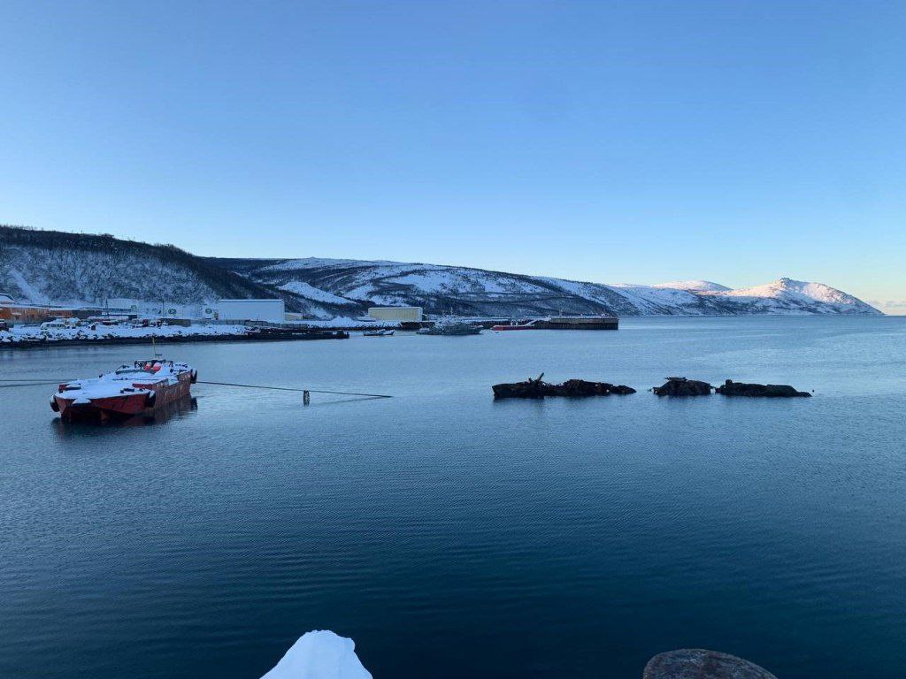 В рамках федерального проекта Генеральная уборка в 2025 году завершен подъем 14 затонувших судов В рамках федерального проекта Генеральная уборка продолжается ликвидация накопленного вреда В этот комплекс работ в том числе входят мероприятия по утилизации затонувших судов По плану на 2025 год необходимо было поднять 5 судов Но благодаря нашей совместной работе с регионами на сегодняшний день завершена утилизация уже 14 судов Думаю что выработанные подходы помогут в следующем году сохранить набранный темп сказал вице премьер Дмитрий Патрушев Что еще сделано в 2025 году в сфере ликвидации накопленного вреда окружающей среде На бывшем полигоне Красный Бор в Ленинградской области смонтировано оборудование для переработки токсичных отходов В следующем году начнется непосредственная очистка отходов На полигоне Бабхинский и территории цеха очистных сооружений ныне не действующего Байкальского целлюлозно бумажного комбината в Иркутской области завершено строительство инфраструктуры для переработки и обезвреживания отходов В 2026 году подрядчик приступит к их утилизации На Усольехимпроме который тоже расположен в Иркутской области ведется демонтаж зданий и рекультивация территории На следующий год там запланирован значительный объем работ Накопленный опыт и технологии которые применяются на всех этих площадках будут применены при ликвидации других объектов Всего до 2030 го их будет не менее 50 добавил вице премьер Подписаться на Правительство России в MAX