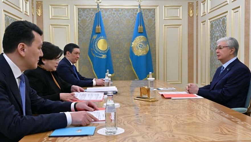 Конституция готова к выходу на референдум Председатель Конституционного суда РК и глава комиссии по конституционной реформе Эльвира Азимова заявила о готовности проекта новой Конституции к вынесению на республиканский референдум Большинство членов комиссии поддержали этот шаг аналогичная позиция по её словам преобладает и в общественной среде Учитывая консультативный статус комиссии при президенте Азимова предложила главе государства Касым Жомарту Токаеву передать проект на всенародное голосование По словам Азимовой референдум позволит каждому гражданину выразить свою позицию а в случае его проведения миссию комиссии можно будет считать выполненной хотя работа по сопровождению реформ продолжится Итоги деятельности комиссии будут представлены президенту Но конституционная реформа это не только внутренний процесс Для Центральной Азии Основной закон это рамка устойчивости государства его управляемости и предсказуемости В условиях региональной турбулентности и конкуренции внешних центров влияния любая корректировка конституционной модели неизбежно рассматривается и сквозь геополитическую призму Референдум если он состоится станет не просто юридической процедурой а демонстрацией того каким Казахстан видит свою политическую архитектуру в долгосрочной перспективе внутри страны и на евразийском пространстве Подпишись на Русскую Евразию