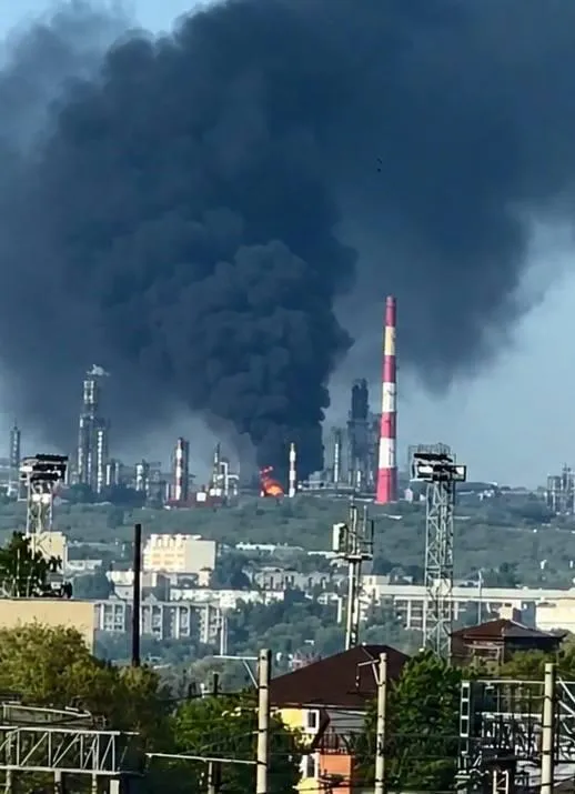 В Сызрани два человека погибли еще несколько пострадали в результате атаки украинских беспилотников Утром 21 мая ВСУ атаковал средствами БПЛА Сызрань заявил самарский губернатор Вячеслав Федорищев С прискорбием сообщаю из за бесчеловечных действий врага двое человек погибли Мои соболезнования родным и близким Также есть пострадавшие Оказываем всю возможную помощь сообщил глава региона Жители Сызрани публикуют фото и видео черного столба дыма над городом Astra и украинские мониторинговые каналы утверждают что горит местный НПЗ В Самарской области действуют режимы беспилотной опасности и Ковер Минобороны России заявило об уничтожении 121 беспилотника над российскими регионами и Каспийским морем Прошлая атака ВСУ на Сызрань произошла месяц назад 22 апреля По данным российских властей в город упали и сдетонировали около 11 беспилотников Обрушился подъезд многоэтажного дома погибли бабушка и внучка пострадали 12 человек включая двух детей Фото соцсети