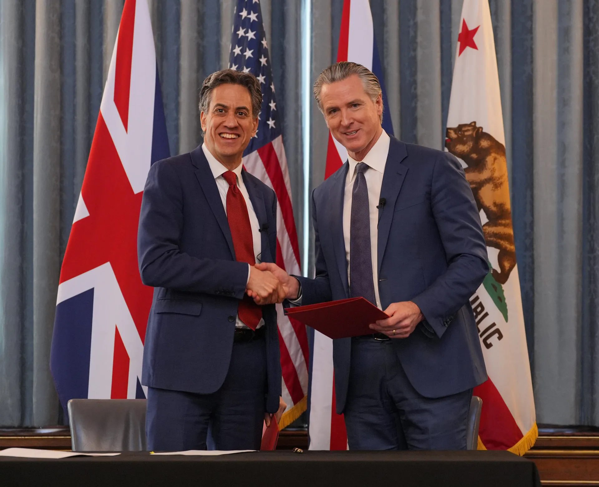 Президент США Дональд Трамп резко раскритиковал соглашение о чистой энергетике подписанное между Великобританией и штатом Калифорния Документ был заключён в Лондоне губернатором Калифорнии Гэвином Ньюсомом и министром энергетики Великобритании Эдом Милибэндом и предусматривает сотрудничество в сфере экологически чистых технологий включая морскую ветроэнергетику а также расширение доступа британских компаний на калифорнийский рынок В комментарии изданию Politico Трамп назвал сделку неуместной и высмеял самого Ньюсома намеренно исказив его фамилию У Великобритании и без того хватает проблем чтобы ещё связываться с Гэвином Ньюскумом заявил президент используя созвучное слову scum отброс прозвище По его словам губернатор неудачник а всё к чему он прикасается превращается в мусор Трамп также подчеркнул что со стороны Лондона неуместно иметь дело с руководителем Калифорнии Американский лидер добавил что его штат превратился в ад а экологическая политика Ньюсома катастрофа Он вновь напомнил о проблемах Калифорнии включая затянувшийся проект высокоскоростной железной дороги который неоднократно становился объектом критики со стороны республиканцев Что он сделал с железной дорогой заявил Трамп поставив под сомнение управленческие решения губернатора Меморандум о взаимопонимании подписанный в Лондоне закрепляет намерение сторон сотрудничать в области зелёных технологий в том числе в развитии морских ветроэнергетических проектов Британское министерство энергетики и углеродной нейтральности сообщило что соглашение позволит компаниям Соединённого Королевства включая крупнейшего поставщика энергии Octopus Energy расширить присутствие на рынке Калифорнии Документ также предполагает усиление взаимодействия между исследовательскими институтами и подтверждает приверженность сторон международным климатическим обязательствам в рамках Рамочной конвенции ООН об изменении климата Ранее администрация Трампа вышла из РКИК ООН тогда как Калифорния и Великобритания продолжают заявлять о намерении достичь нулевого уровня выбросов Ньюсом в Лондоне подчеркнул что штат продолжит показывать миру как можно сочетать инновации и климатическую повестку Он заявил что Калифорния остаётся лучшим местом в Америке для инвестиций в экологически чистую экономику и сообщил о привлечении почти миллиарда долларов инвестиций от Octopus Energy По данным американских СМИ европейское турне Ньюсома направлено в том числе на то чтобы убедить союзников США в сохранении трансатлантического партнёрства и климатических обязательств несмотря на курс нынешней администрации Губернатор Калифорнии традиционно рассматривается как один из возможных кандидатов от Демократической партии на президентских выборах 2028 года Трамп в свою очередь предупредил что Великобритания рискует поддерживая Ньюсома Худшее что может сделать Великобритания это поддержать Гэвина заявил он добавив что последствия для Лондона могут оказаться столь же неблагоприятными как по его мнению ситуация в Калифорнии Читай в Max Читай в Telegram Смотри на RUTUBE