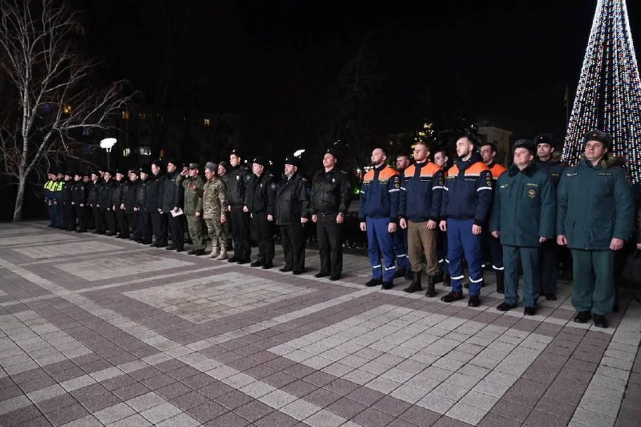 В период Нового года жителей Новороссийска призывают воздержаться от запуска салютов и фейерверков  Праздничного фейерверка в период новогодних праздников в Новороссийске не будет. Сэкономленные средства направят на гуманитарную помощь бойцам, находящимся в зоне проведения специальной военной операции.  Для обеспечения правопорядка в период Нового года и Рождества в Новороссийске усилят меры по обеспечению антитеррористической безопасности в местах массового скопления людей: культурно-развлекательных, спортивных и торговых объектах. Особое внимание уделят ж/д и автовокзалам. Власти города также увеличат количество дежурных врачей и бригад скорой помощи в больницах.         Подписывайтесь на «Ъ- Кубань-Черноморье»