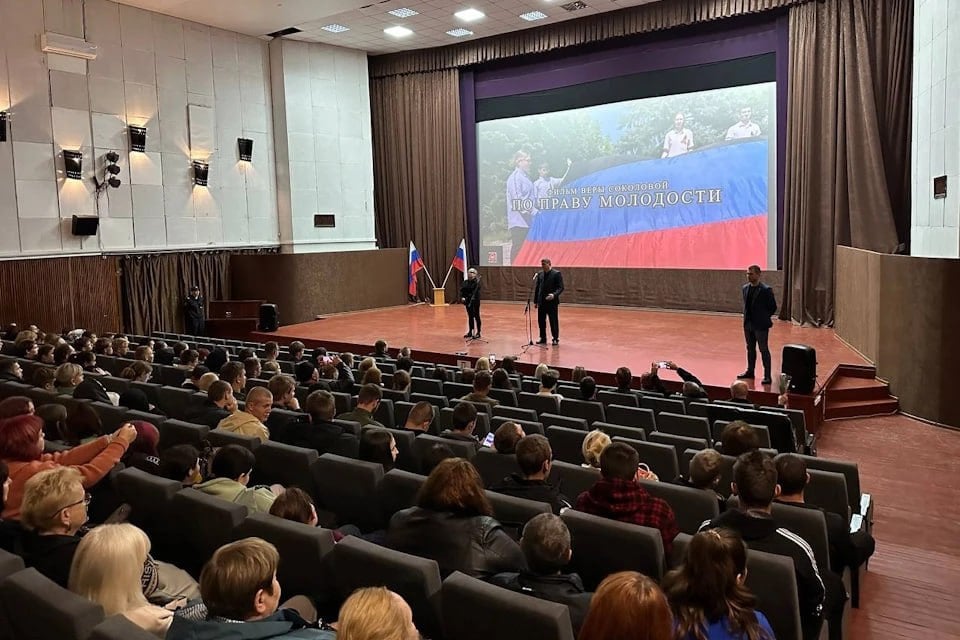 В Геническе прошел показ документального фильма «По праву молодости»    16 октября в Геническе прошел показ документального фильма «По праву молодости» режиссера Веры Соколовой. Как сообщило министерство культуры региона, фильм - о героизме молодежи Донбасса, тех, кто вопреки трудностям продолжают учиться, работать и сражаться за мирное небо. Во время показа присутствовала режиссер. Вера Соколова провела творческую встречу и ответила на вопросы зрителей.  «Уважаемая Вера Владимировна, приезжайте к нам в Новороссию! Давайте снимем фильм о молодежи, о людях Новороссии! Да, мы прошли не такой путь как ДНР и ЛНР, но у нас тоже есть что рассказать», - отметил Артём Лагойский, и.о. министра культуры.  Отметим, режиссер и сценарист Вера Соколова является лауреатом премии Гильдии продюсеров и организаторов кинопроизводства Союза кинематографистов России, премии «Память народа во имя мира», награждена медалью «Участнику гуманитарного конвоя».