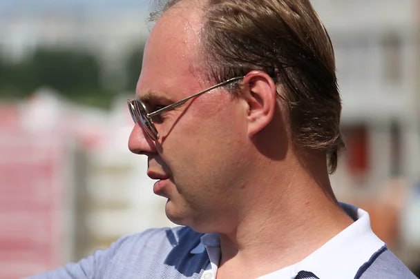 Новосибирская прокуратура отдала под суд руководителя компании концессионера Отто Сопроненко Следствие вменяет ему хищение свыше 3 млрд руб которые были выделены из федерального и регионального бюджетов на строительство шести школ на 5 7 тыс мест Бизнесмен изготовил отчеты с недостоверными сведениями об объемах и стоимости работ и представил их в министерство образования региона Отто Сопроненко которого после года в СИЗО перевели под домашний арест вину не признал Тем временем власти приняли решение о демонтаже возводимых концессионером школ в связи с отступлением от проекта Подробнее в материале Незаконченное среднее образование Михаил Солунин Коммерсантъ  Подписывайтесь на Ъ Сибирь