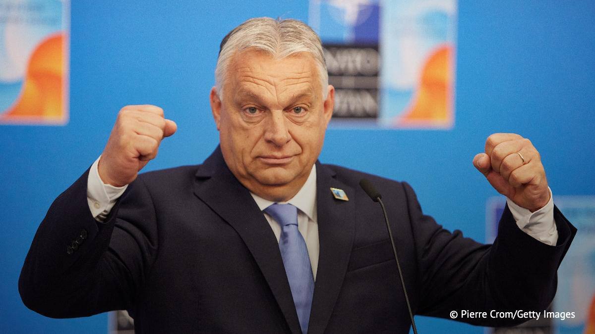 Оппозиция опасается что Орбан может занять пост президента страны в случае неудачи его партии на парламентских выборах Об этом сообщает Bloomberg со ссылкой на источник Отмечается что премьер рассматривает возможность расширения полномочий президента таким образом чтобы он обладал реальной властью