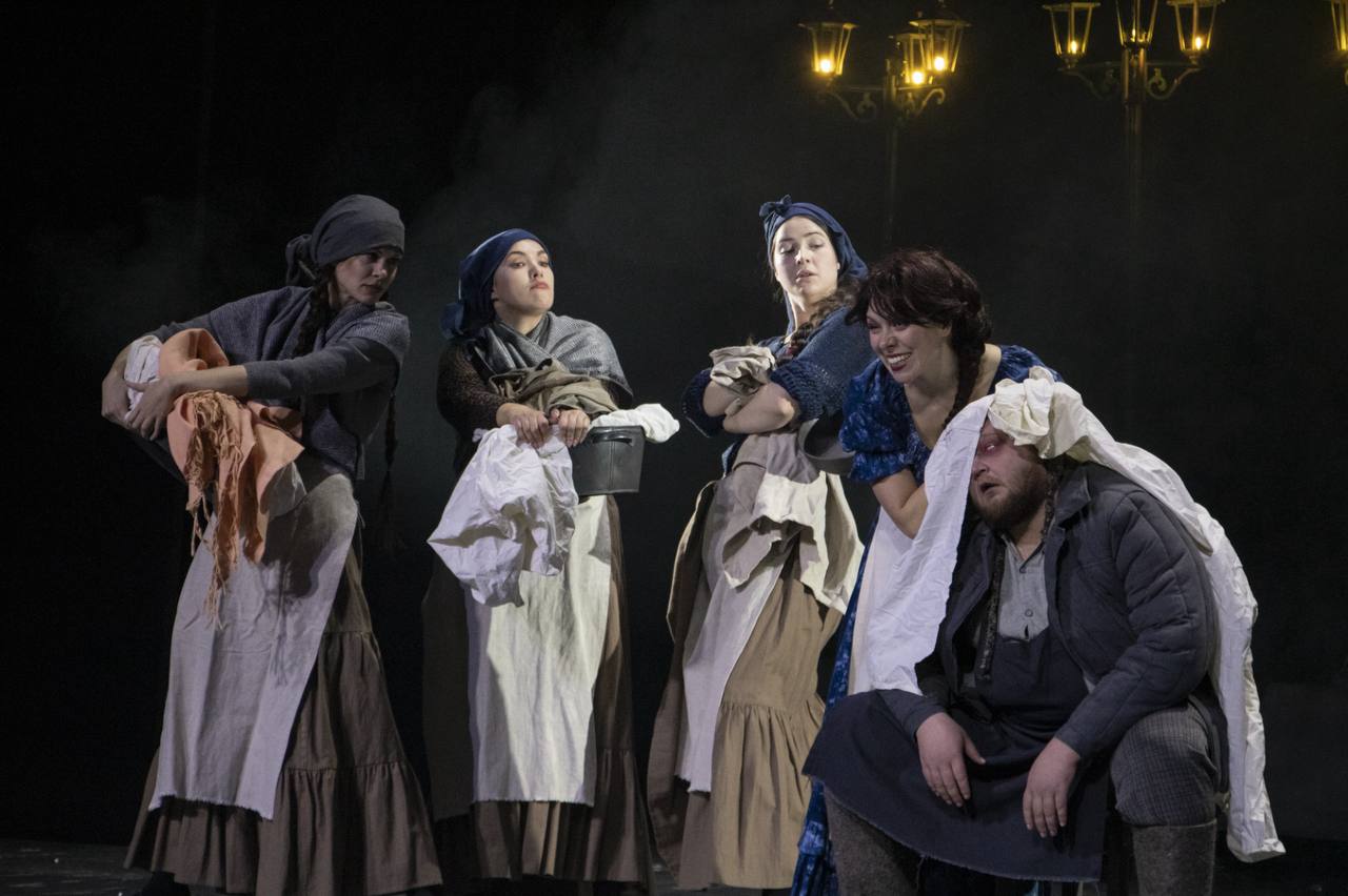 Свердловские театры вошли в федеральную программу Большие гастроли Участниками Всероссийского гастрольно концертного плана в 2026 году стали восемь театральных коллективов Свердловской области отбирали из более чем 500 заявок Гастроли обменные не только наши театры покажут свои постановки в других городах но и театры партнеры привезут спектакли на Урал В программе участвуют  Урал Опера Балет Самарский театр оперы и балета  Свердловский театр музкомедии Новосибирский театр музкомедии  Свердловский театр драмы Томский драматический театр  Нижнетагильский драматический театр Брестский драматический театр  Екатеринбургский ТЮЗ Нижегородский ТЮЗ  Краснотурьинский театр кукол Сургутский театр актера и куклы Петрушка  Нижнетагильский Новый Молодежный театр Рязанский ТЮЗ  Екатеринбургский театральный институт Участниками программы Мы Россия стал Уральский народный хор Фото Новый Молодежный театр Культура Урала