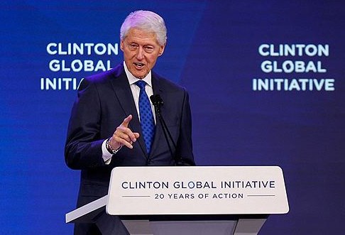 Билл и Хиллари Клинтон дадут показания по делу Джеффри Эпштейна Они согласились предстать перед комитетом Палаты представителей по надзору Джеффри Эпштейн во время допросов отказывался отвечать на вопросы о его отношениях с Биллом Клинтоном имя и фотографии которого фигурируют в материалах уголовного дела финансиста Без ответа остался и вопрос следователей о том посещал ли господин Клинтон остров Эпштейна где по версии следствия совершалось сексуализированное насилие над несовершеннолетними REUTERS Kylie Cooper   Подписывайтесь на Ъ Оставляйте бусты