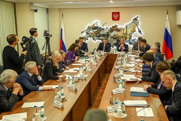 Комитет Госдумы по экономической политике утвердил прогноз социально экономического развития РФ на 2026 2028 годы На заседании комитета ГД по экономической политике 6 октября обсудили прогноз социально экономического развития Российской Федерации на 2026 2028 годы Документ представил министр экономического развития Максим Решетников Это основной документ который сопровождает проект федерального бюджета подчеркнул глава комитета Максим Топилин Это основа на которой построены все расчеты федерального бюджета все расходы и доходы указал парламентарий Прогноз снижения инфляции до целевого уровня в 4 в 2026 2027 и 2028 годах свидетельствует о позитивной динамике макроэкономической стабилизации обратил внимание парламентарий Достижение данной цели обозначенной Правительством РФ совместно с Центральным Банком является приоритетной задачей в рамках бюджетной политики и экономического прогнозирования Устойчивое снижение инфляции имеет принципиальное значение для повышения реальных доходов населения стимулирования инвестиционной активности и создания благоприятных условий для экономического роста сказал Топилин Высокая инфляция по его словам оказывает негативное влияние на инвестиционный климат и покупательную способность населения Поэтому усилия направленные на сдерживание инфляции следует рассматривать как ключевой фактор обеспечения устойчивого экономического развития страны подчеркнул глава комитета ГД по экономической политике Экономический рост России за прошедшую трехлетку достиг внушительных показателей приблизившись к отметке в 10 указал парламентарий Данный результат превосходит аналогичные показатели всех стран еврозоны и США Лишь Китай и Индия демонстрируют более высокие темпы роста что обусловлено исторически сложившимися экономическими моделями и масштабами этих государств отметил Топилин Прогнозируется восстановление темпов роста российской экономики до 2 8 ВВП в 2027 году и 2 5 в 2028 году что соответствует среднемировым значениям подчеркнул депутат Ожидается что к 2028 году номинальный ВВП достигнет 276 трлн рублей это значительный скачок по сравнению с 200 трлн рублей в прошлом году Подобная динамика создаст благоприятные условия для увеличения реальных заработных плат и развития различных секторов экономики отметил депутат Инвестиционная активность по его словам также демонстрирует положительную динамику Объем инвестиций в российскую экономику оценивается в 45 трлн рублей в год и ожидается дальнейший рост этого показателя В 2027 2028 годах прогнозируется увеличение инвестиций более чем на 3 подчеркнул Топилин Задача поставленная Президентом по увеличению объема инвестиций на 60 к 2030 году представляется достижимой при сохранении текущих темпов роста и реализации комплекса мер разработанных Правительством РФ и заложенных в прогнозе социально экономического развития на 2026 2028 годы уверен парламентарий Это меры по повышению производительности труда устранению административных и регуляторных барьеров препятствующих эффективному ведению бизнеса а также меры по стимулированию инвестиционной активности в ключевых секторах экономики Наша оценка что эти показатели будут перевыполнены Пока темп очень неплохой резюмировал Топилин ergosdumaofficial