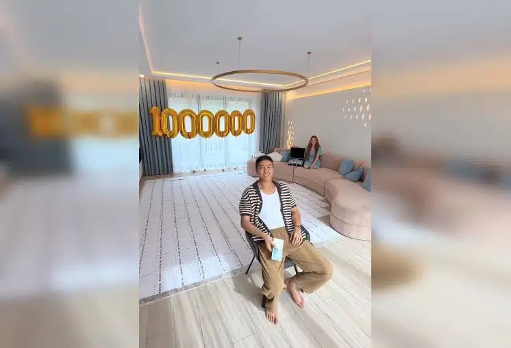 Казахстанского блогера оштрафовали за розыгрыши в соцсети Казахстанского блогера Justking31 Нуртазу Нурбека оштрафовали за розыгрыши в Instagram На блогера обратил внимание Департамент экономических расследований по Алматы который направил письмо в Комитет по регулированию игорного бизнеса и лотереи Минтуризма РК На Instagram странице Justking31 ежедневно проводились мероприятия по розыгрышу двухэтажного дома в Алматы а также выплаты денежных средств и смартфонов участникам При этом лицу для участия в данном розыгрыше необходимо внести 29 990 тенге за обучающие курсы принадлежащие ТОО Oilan Lab Победитель розыгрыша определяется посредствам оборудования Поле чудес где присутствует элемент случайности при выборе победителя рассказали в Минтуризма Решением Комитета по регулированию игорного бизнеса и лотереи на блогера наложен штраф в размере 300 МРП 1 179 600 тенге Блогер вину признал и оплатил штраф Фото instagram com justking31 kursivm kursiv news