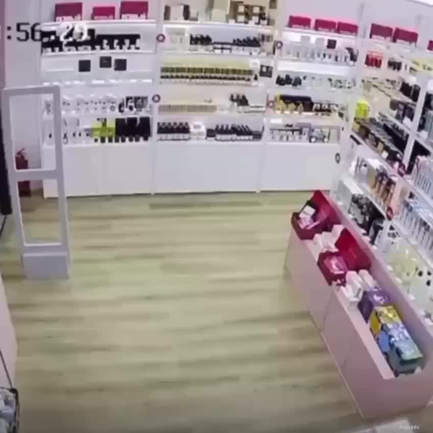 Коза неожиданно посетила магазин косметики в Приморье