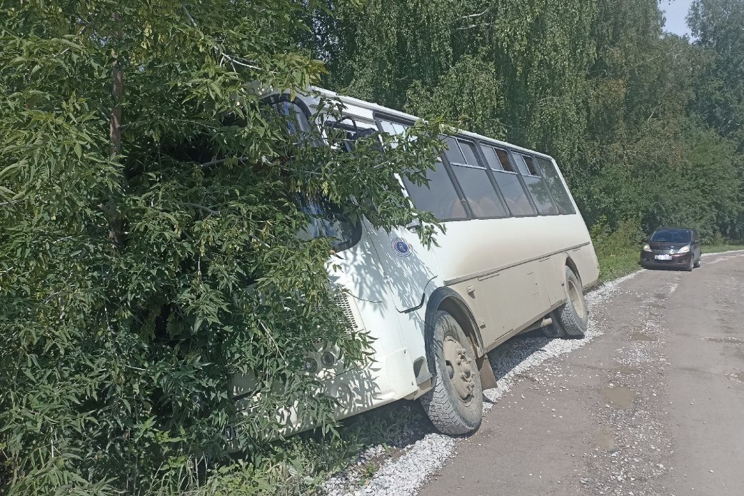 Под Новосибирском автобус с дачниками съехал с дороги в кювет В Новосибирской области автобус, перевозивший садоводов, попал в аварию недалеко от Бердска. Транспортное средство съехало с дороги, пассажирам пришлось эвакуироваться через водительскую дверь. Информация об инциденте появилась в группе «АвтоБердск» в «ВК». Автобус марки ПАЗ следовал по маршруту №724, в салоне в основном находились дачники. Около остановки «СНТ «Вега-4» ПАЗик заехал на обочину, и водитель не сумел вывернуть обратно на дорогу. В итоге, автобус «сполз» в кювет и остановился с сильным креном, но не опрокинулся. Пассажиры покидали ПАЗ через водительский выход, поскольку основные двери оказались заблокированы. Сообщается, что обошлось без пострадавших, лишь одна пожилая женщина испытала сильный стресс и ее кто-то увез в больницу на личном авто. Фото: "АвтоБердск"/"ВК"
