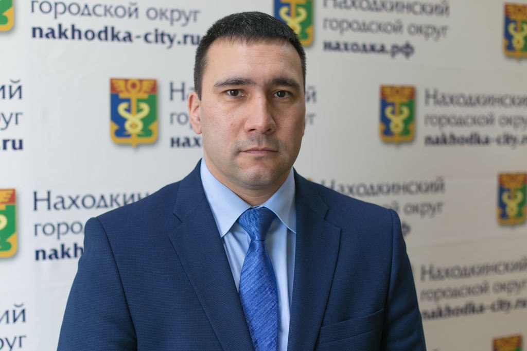 Тимур Магинский снова возглавит Находку Вчера 10 сентября депутаты Находкинской городской Думы единогласно выбрали Тимура Магинского на пост главы городского округа за него проголосовали все 25 присутствующих Отметим что срок полномочий главы истёк в этом месяце и поэтому был объявлен конкурс на замещение должности С 4 августа по 1 сентября принимались документы от претендентов После проверки на соответствие требованиям в финал вышли двое кандидатов но доверие депутатов вновь получил Магинский Сам Тимур Магинский рассказал о приоритетах на ближайшие пять лет Во первых особое внимание будет уделено поддержке участников специальной военной операции и помощи их семьям Это важно для каждого нашего сообщества Во вторых создание удобных условий для бизнеса и инвестиций без этого город не сможет развиваться Также планируется благоустройство городской среды укрепление социальной сферы образование культура спорт И конечно главный приоритет удержать молодёжь в городе чтобы Находка оставалась привлекательным местом для жизни и работы А вам как кажется какие изменения нужно сделать в городе в первую очередь Фото администрация Находкинского городского округа dvved