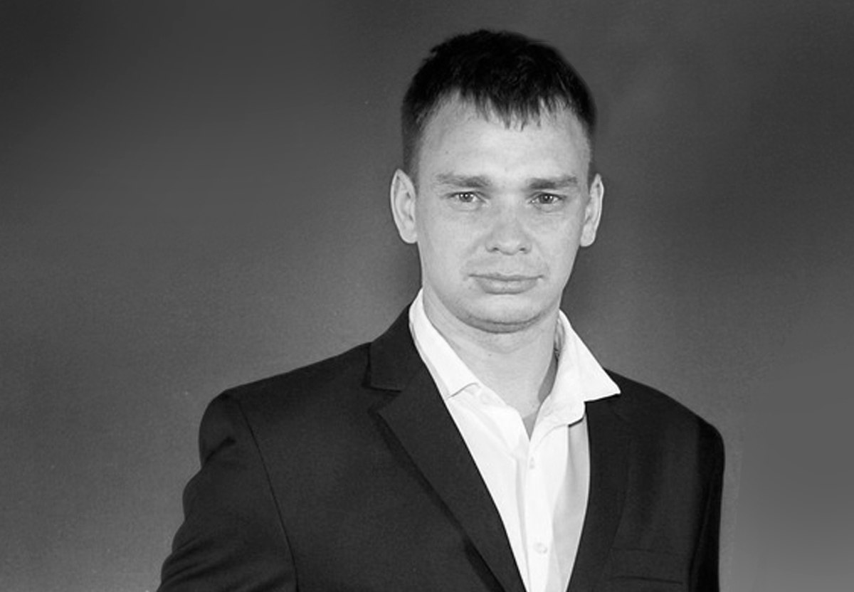 Чемпион России по мотокроссу Руслан Козуб погиб в результате аварии на соревнованиях Как сообщается на сайте Федерации мотоциклетного спорта России, инцидент произошел сегодня на этапе ЧР по мотокроссу с колясками в Ирбите. Во время квалификационного заезда в классе 750 см³ произошло столкновение двух экипажей. Несмотря на немедленно оказанную помощь, Козуб скончался. Ему было 32 года. Второй член экипажа, Александр Пупышев, был экстренно госпитализирован в Центральную городскую больницу Ирбита. В 2024 году Козуб и Пупышев стали чемпионами России в классе 750 см³. Федерация мотоциклетного спорта России
