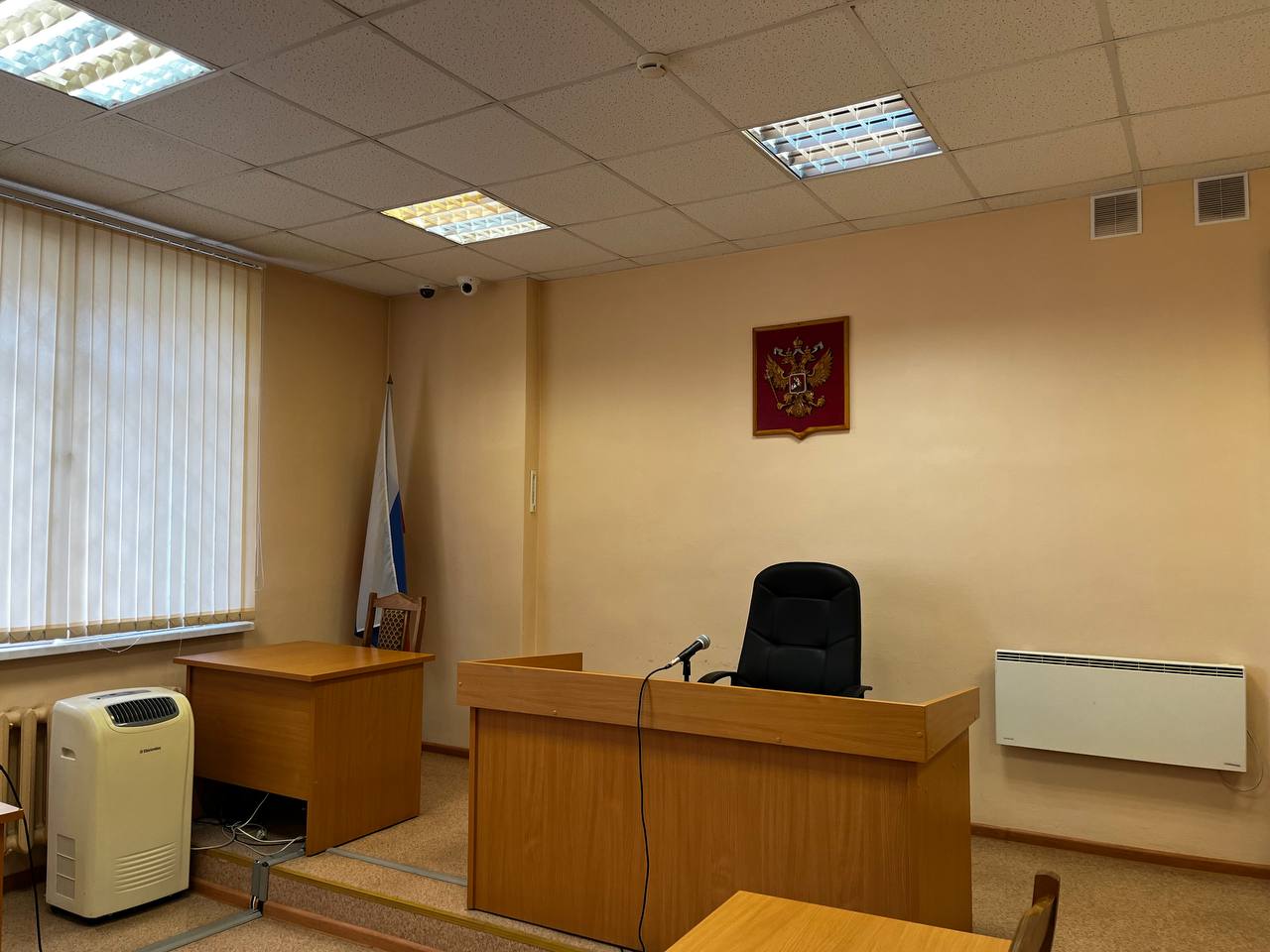 Вынесен приговор по уголовному делу о присвоении пенсий и социальных пособий бывшим начальником отделения почтовой связи Виноградовский районный суд согласился с позицией прокуратуры и признал бывшего начальника отделения почтовой связи Шенкурского муниципального округа виновным в совершении преступления, предусмотренного ч. 3 ст. 160 УК РФ присвоение, то есть хищение чужого имущества, вверенного виновному, с причинением значительного ущерба гражданам, совершенное лицом с использованием своего служебного положения . Установлено, что осужденная, являясь начальником отделения почтовой связи, используя свое служебное положение, умышленно похитила денежные средства в размере свыше 67 тыс. руб., предназначенные 17 гражданам для выплаты пенсий и социальных пособий, внеся при этом в единую автоматизированную систему УФПС заведомо ложные сведения о произведенных выплатах с целью сокрытия совершенного преступления. Приговором суда виновной назначено наказание в виде лишения свободы на срок 2 года условно с испытательным сроком 1 год 6 месяцев. Гражданский иск представителя потерпевшего на сумму 67 тыс. руб. удовлетворен. Приговор не вступил в законную силу.
