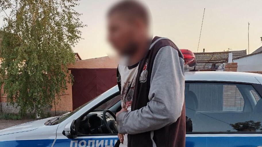В Скадовском округе задержали подозреваемого в угоне автомобиля Житель села Новороссийское незаконно воспользовался чужой машиной, находясь в состоянии алкогольного опьянения. Теперь ему грозит до пяти лет лишения свободы. «Он проходил мимо домовладения заявителя и увидел во дворе автомобиль. Приняв решение доехать на чужом авто до магазина за спиртным, злоумышленник зашел на территорию домовладения, сел за руль и воспользовался ключами, которые находились в салоне. После поездки в магазин мужчина вернул транспортное средство на место, и через некоторое время был задержан сотрудниками полиции», — сообщили в ГУ МВД России по Херсонской области. В отношении фигуранта возбуждено уголовное дело по статье об угоне. Фото: Официальный Телеграм-канал ГУ МВД России по Херсонской области , VK и ОК и читайте новости на нашем сайте