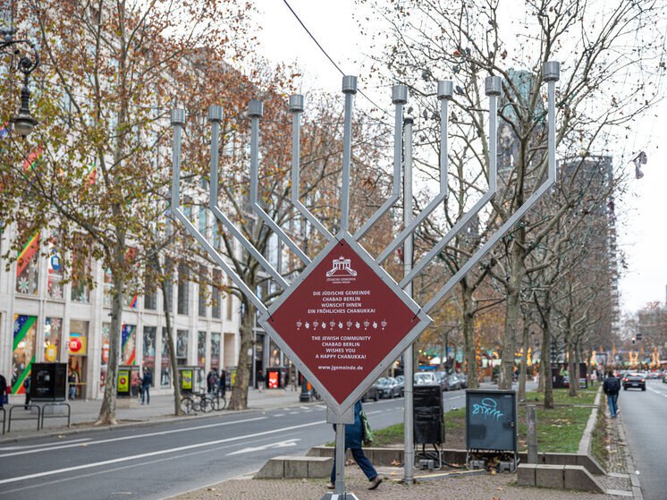 57 немцев заявили что опасаются свободно выражать свое мнение Больше половины немцев уверены что не могут свободно выражать свое мнение пишет Die Welt Согласно опросам 57 жителей Германии полагают что сейчас лучше быть осторожным и не говорить вслух все что думаешь При этом самые сильные опасения испытывают граждане поддерживающие партию Альтернатива для Германии Лишь 11 ее избирателей чувствуют свободу в выражении своих взглядов Большую озабоченность по поводу свободы мнений испытывают и жители восточных федеральных земель 64 заявляют об опасениях в выражении своих взглядов Самое интересное что треть населения уверена что атмосфера для высказываний ухудшилась именно после прихода к власти Фридриха Мерца Мировая кухня