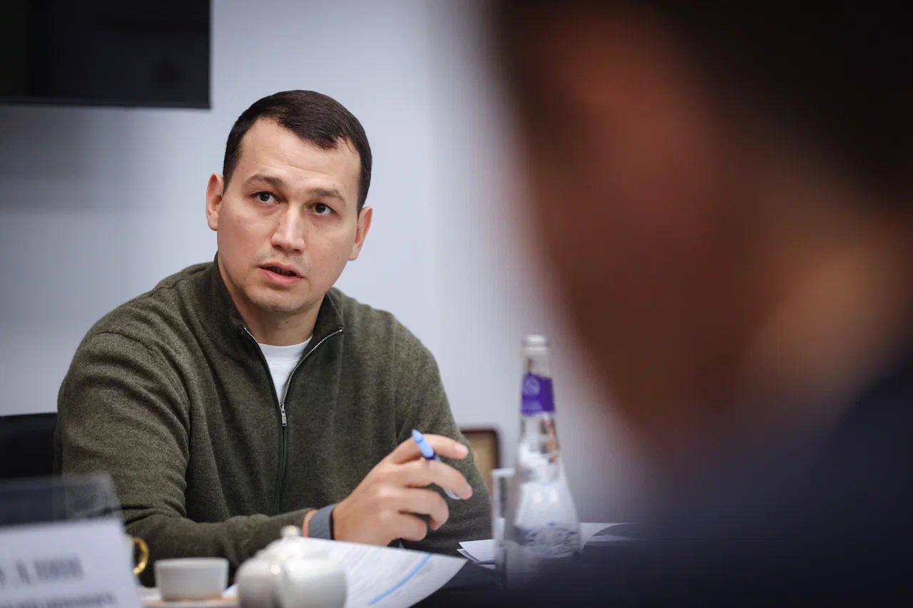 Также провели совещание с Администрацией Губернатора и Правительства Запорожской области по социально экономическому развитию региона Рассмотрели предметно анализ достигнутых показателей и реализации программ Основная задача выполнить бюджет этого года и подготовиться к бюджету следующего года для финансирования и реализации федеральных программ работа останавливаться не должна Благодарен Президенту Владимиру Владимировичу Путину Правительству Российской Федерации и лично Марату Шакирзяновичу за внимание к каждому вопросу Есть четкий план работы и конкретные цели которые будут достигнуты