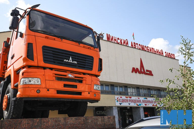 МАЗ готовится выпускать тягачи семейства МАЗ 6432 с обновленной кабиной На данный момент стадия предпроектной подготовки Конструкторская документация и бизнес план уже разработаны и защищены в Министерстве промышленности и других госорганизациях В следующем году планируют выбрать проектную организацию а во второй половине 2026 года начать строительство Еще одно важное для предприятия направление выпуск электробусов и машин на газовом топливе Минск Новости MINSKNEWS BY Telegram Viber FB VK Inst TikTok YouTube