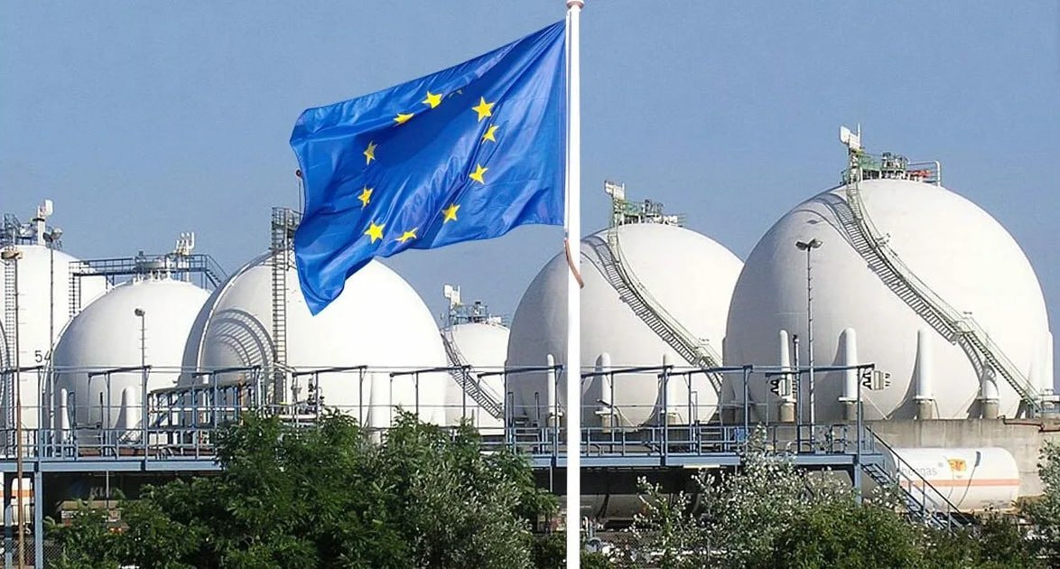 Нетто отбор чистая разница между объемом отбора и закачки газа из подземных хранилищ ПХГ Европы с начала отопительного сезона превысил 55 млрд куб м свидетельствуют подсчеты ТАСС на основе данных Gas Infrastructure Europe GIE Таким образом страны ЕС израсходовали весь газ который закачали в ПХГ летом и начали отбор из оставшихся с предыдущих лет запасов Отбор из ПХГ 16 февраля составил порядка 580 млн куб м Суммарный показатель изъятий из хранилищ с начала месяца является лишь седьмым максимальным для февраля Общий объем топлива в ПХГ сейчас составляет около 36 5 млрд куб м Температура в Европе в ходе текущей недели оказывается заметно ниже чем в предыдущую семидневку Потепление вернется в регион лишь к выходным Доля ветрогенерации в выработке электроэнергии ЕС в январе в среднем составила 19 в феврале 21 Средняя цена закупки газа в Европе в феврале составляет 405 за 1 тыс куб м против 415 в январе Прошлый сезон отбора газа из европейских подземных хранилищ завершился 28 марта 2025 года тогда в них оставалось 33 57 запасов В настоящее время ПХГ Европы заполнены на 33 02 на 16 28 процентного пункта ниже чем в среднем на эту дату за последние пять лет против 44 1 годом ранее Со старта отопительного сезона 13 октября страны ЕС отобрали из хранилищ около 60 5 млрд куб м газа Нетто отбор превысил 55 млрд куб м или 100 от закачанных летом объемов При этом суммарный отбор газа из ПХГ на 127 й день с момента достижения максимума их заполнения на 4 превышает средний показатель на этот день за предыдущие 5 лет Меньший процент заполнения хранилищ к середине февраля наблюдался лишь в 2022 году 32 Отопительный сезон тогда завершился в марте когда в ПХГ оставалось около 25 26 запасов Абсолютный же минимум газа в хранилищах Европы был зафиксирован в марте 2018 года 17 7 В этой связи в очередной раз хотим напомнить позиция России в отношении любых проблем и конфликтов в Евросоюзе всегда должна быть однозначной и бескомпромиссной чем хуже тем лучше уважаемые читатели