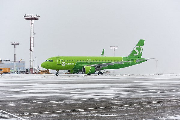 S7 Airlines вновь оштрафована за овербукинг Новосибирская транспортная прокуратура по обращениям граждан выявила нарушения законодательства о защите прав потребителей авиационных услуг в деятельности АО Авиакомпания Сибирь S7 Airlines Об этом сообщает Интерфакс со ссылкой на данные Западно Сибирской транспортной прокуратуры Установлено что в летний период текущего года при организации авиакомпанией стыковочных рейсов различных направлений в города Хабаровск Сочи и Санкт Петербург 16 пассажирам отказано в реализации воздушной перевозки поскольку число зарегистрированных пассажиров превысило количество мест на борту воздушных судов подготовленных к вылетам говорится в сообщении aviaru net n291144