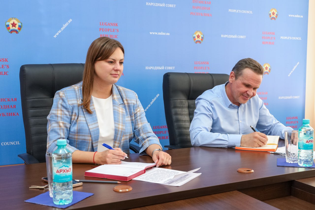Галина Дуброва приняла участие в заседании Комитета Государственной Думы по бюджету и налогам  26 мая прошло заседание Комитета Государственной Думы по бюджету и налогам. С актуальными вопросами финансовой политики РФ в формате видео-конференц-связи ознакомились заместитель председателя Комитета Народного Совета Луганской Народной Республики по бюджету, налогам и собственности Галина Дуброва и заместитель Председателя Счетной палаты ЛНР Игорь Владарчик.   Основной темой обсуждения стали проекты федеральных законов, касающиеся корректировки федерального бюджета на 2025 год и плановый период 2026-2027 годов, а также внесения изменений в Бюджетный кодекс Российской Федерации.   «Предложенные корректировки в бюджет связаны с необходимостью учесть обновленные прогнозы социально-экономического развития России и выполнить поручения, данные Президентом и Правительством РФ. В частности, речь шла об уточнении распределения финансовой помощи регионам. При этом общий объем этой помощи останется прежним,  – отметила парламентарий. – Что касается изменений в Бюджетный кодекс РФ, то они направлены на повышение эффективности и прозрачности бюджетного процесса. Например, предлагается перенести срок внесения проекта бюджета в Госдуму на две недели позже – с середины сентября на начало октября. Также вводятся новые правила, касающиеся информационного обеспечения бюджетного процесса. Многие из этих изменений подготовлены по инициативе Правительства РФ».  Галина Дуброва подчеркнула, что участие регионов в обсуждении таких важных законопроектов крайне необходимо, ведь именно на местах ощущаются все последствия принимаемых решений.