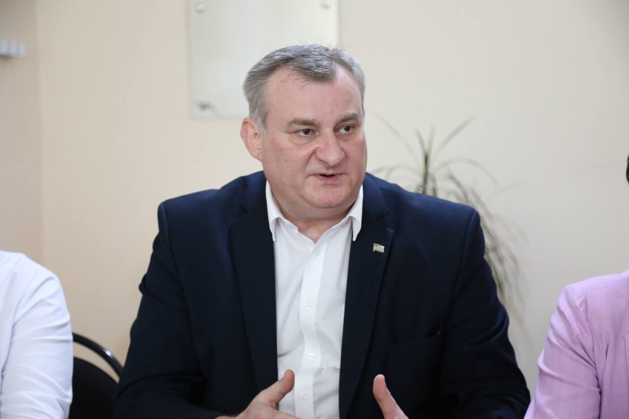 Бадра Гунба и Сергей Кириенко встретились с российскими врачами, находящимися в Абхазии В Гагрской ЦРБ состоялась встреча Президента Абхазии Бадры Гунба и Первого заместителя Руководителя Администрации Президента РФ Сергея Кириенко с российскими врачами, работающими в республике в летний период. Во встрече также принял участие Министр здравоохранения РА Эдуард Бутба. Обсуждались итоги масштабной диспансеризации детей, проведённой с 12 февраля по конец мая. За это время было осмотрено более 27 тысяч школьников, при этом у 16 тысяч из них заболевания выявлены впервые. В работе участвовали 84 врача из России, 19 лабораторных специалистов и 78 медицинских работников из Абхазии. Осмотры проходили по всей территории республики. ПРЕЗИДЕНТ АБХАЗИИ