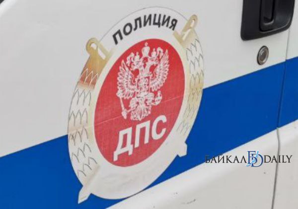 В Бурятии произошёл очередной странный автоинцидент В селе Клюевка Тойота Приус протащила мужчину зацепившегося за дверь Всё началось с конфликта между женщиной водителем и её знакомым Женщина попыталась уехать но мужчина зацепился за ручку задней двери машины Возможно таким образом он пытался попасть в движущийся автомобиль Однако всё же не удержался и упал на дорогу В результате волочения и падения он получил ссадины ушибы и гематомы сообщили в Госавтоинспекции