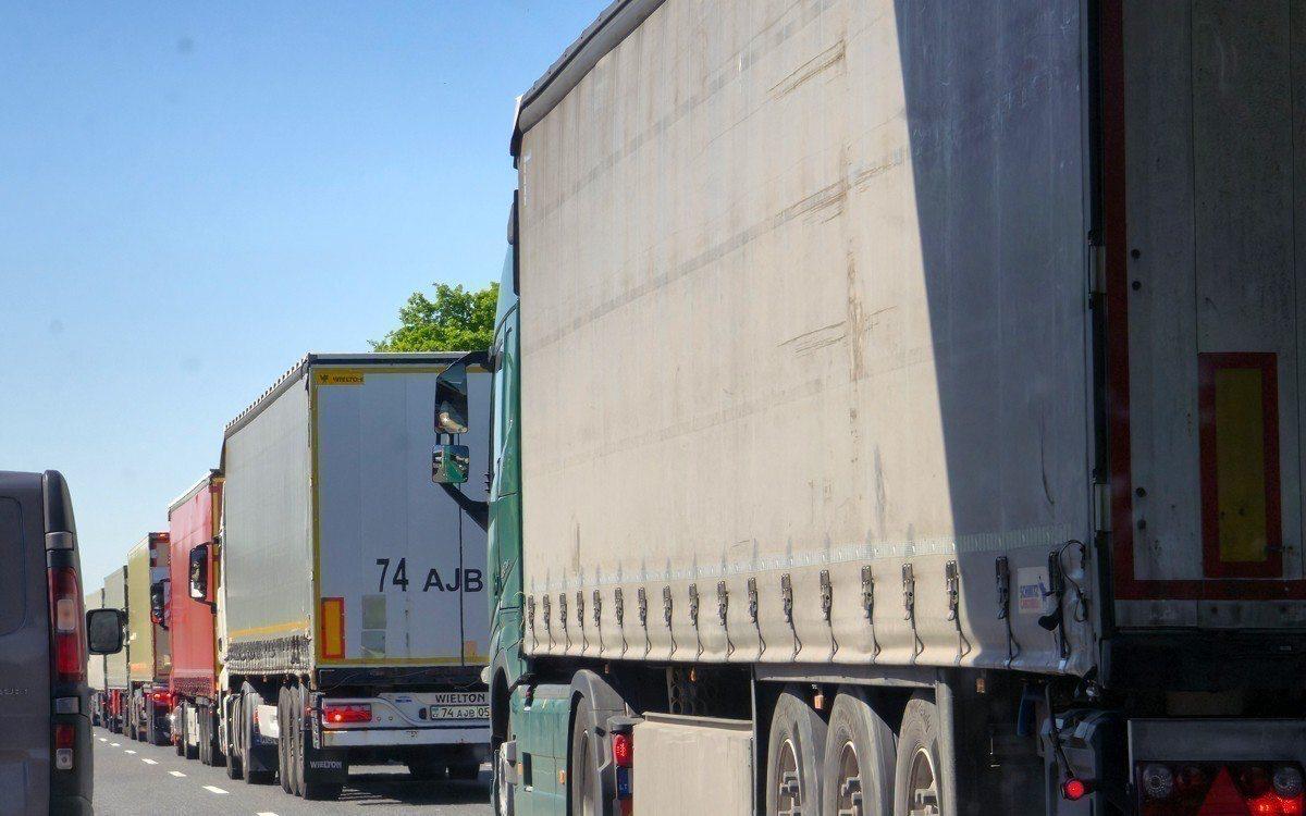 В России за нарушения хотят задерживать фуры иностранных перевозчиков Минтранс России и Ространснадзор предлагают ужесточить ответственность иностранных перевозчиков за нарушения В частности в Кодекс об административных правонарушениях готовят поправки которые отменят льготный период по уплате штрафов и закрепят право задерживать фуры до устранения недостатков Сообщается что такой шаг позволит устранить правовые пробелы Сейчас иностранные перевозчики после нарушения к примеру правил весового контроля или проезда по платным дорогам могут спокойно покинуть Россию не оплачивая штраф Это приводит к неравным условиям для российских компаний и наносит ущерб дорожной инфраструктуре Подробнее