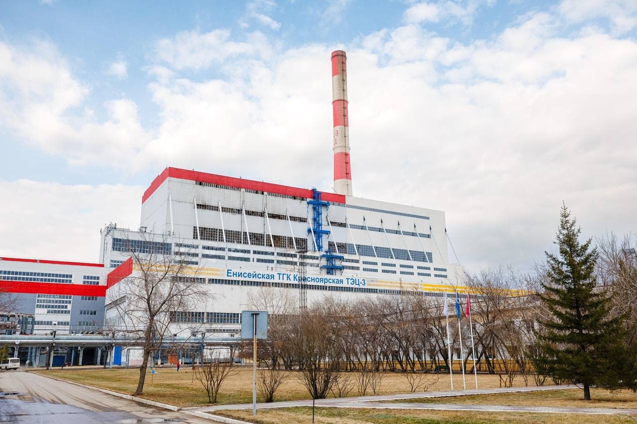 ТЭЦ 3 выходит на чистую мощность в Красноярске готовятся к пуску второго энергоблока В Красноярске завершено строительство второго энергоблока ТЭЦ 3 одного из самых масштабных энергетических проектов региона за последние десятилетия Новый блок увеличит мощность станции почти вдвое теперь она способна вырабатывать 393 мегаватта электроэнергии и 852 гигакалории тепла в час Этого объема достаточно чтобы обеспечить теплом и горячей водой 450 многоэтажных домов зарядить 6 миллионов смартфонов или осветить половину миллионного города Общий объем инвестиций в проект составил 27 5 миллиарда рублей Красноярская ТЭЦ 3 самая молодая станция города и одна из самых современных угольных электростанций России Оба ее энергоблока построены в рамках инвестиционных программ Сибирской генерирующей компании СГК Сейчас на станции трудится более 700 человек а после ввода второго энергоблока коллектив пополнится еще примерно сотней специалистов ПОДРОБНОСТИ Подписывайтесь на Элек ру