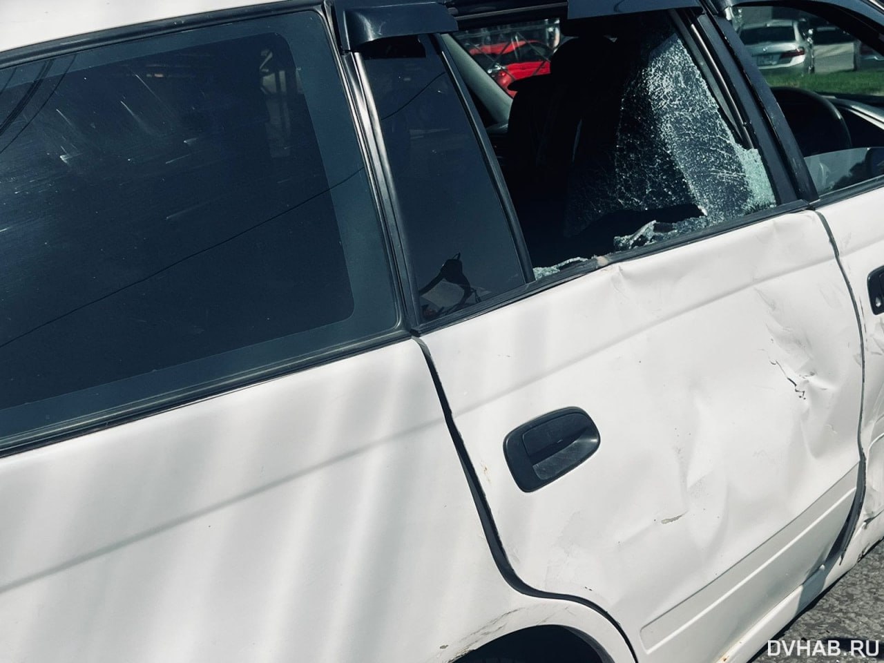 ДТП ВОДИТЕЛЬ TOYOTA СБИЛ МОТОЦИКЛИСТА НА ПАВЛА МОРОЗОВА ДТП произошло на пересечении улиц Вахова и Павла Морозова. Столкнулись Toyota Caldina, за рулем был мужчина 1975 года рождения, и мотоциклист на KTM, 1984 года рождения. Его стаж с 18 лет. Toyota двигалась по Павла Морозова со стороны центра города, водитель планировал завернуть на парковку торгового центра «Смайл Март», горел зеленый сигнал светофора. Мотоциклист ехал ему навстречу. Я его не видел, не понял, откуда он взялся, - поделился водитель Caldina. У мотоциклиста была защитная экипировка: шлем и плотная куртка, но травм избежать не удалось. Его увезли в больницу с подозрениями на повреждения плеча и ключицы. Байкер приобрел KTM буквально два дня назад, еще даже не поставил его на учет. Страховка у водителя Toyota Caldina есть. Фото: DVHAB.ru Фото: dvnovosti.ru #аврорамедиа_хабаровскийкрай Telegram-экосистема АВРОРА МЕДИА МЕДИА НОВОСТИ РЕГИОН ЛАЙФ СПОРТ ГЕРЛЗ ХАЙТЕК ПЕРСОНЫ ИНСАЙД КРИМИНАЛ МОЛОДОСТЬ LIVE АВРОРА МЕДИА YOUTUBE RUTUBE
