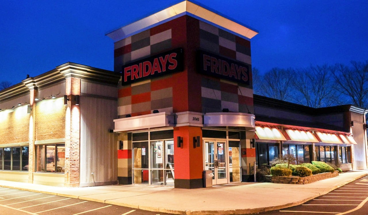 Сеть ресторанов TGI Fridays подала заявление о банкротстве  В судебных документах компания предварительно оценила свои обязательства в $100-500 млн, как и активы, сообщает агентство Bloomberg.  На прошлой неделе TGI Fridays закрыла около 50 ресторанов сети, в результате чего их количество снизилось до 163. Десятки ресторанов были закрыты ранее в этом году, отмечает Washington Post.  TGI Fridays пыталась оздоровить бизнес, находившийся под давлением все более экономных потребителей, которые либо стали более разборчивыми при посещении ресторанов вне дома, либо предпочитают конкурентов, которые предлагают более быструю еду. Кроме того, из-за высокой инфляции многие американцы все чаще предпочитают питаться дома для экономии средств, отмечается в статье.  Первый ресторан TGI Fridays был открыт в Нью-Йорке в 1965 году.  Фото: Steve Pfost/Newsday RM via Getty Images