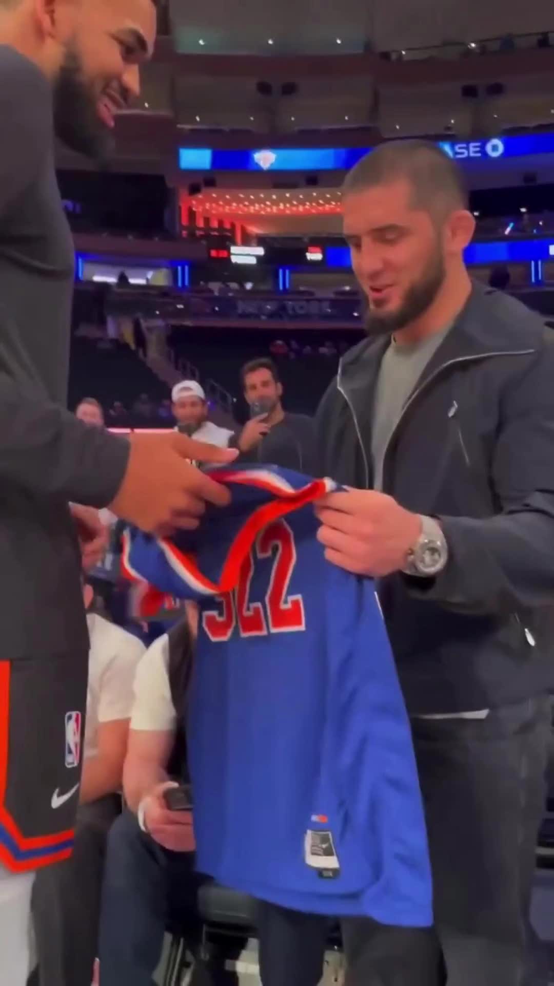 Ислам Махачев получает именную футболку и готовится к бою за титул UFC