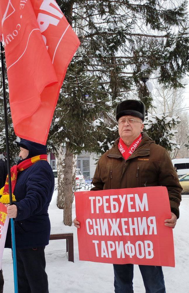 19 января в городе Бийске Алтайского края прошел пикет против резкого повышения тарифов ЖКХ.  Коммунисты и сторонники КПРФ требовали отменить увеличение платы за ЖКХ и заморозить тарифы.   Серию пикетов против роста тарифов коммунисты Бийска начали после того, как городская администрация по надуманным предлогам отказалась согласовать проведение большого митинга.