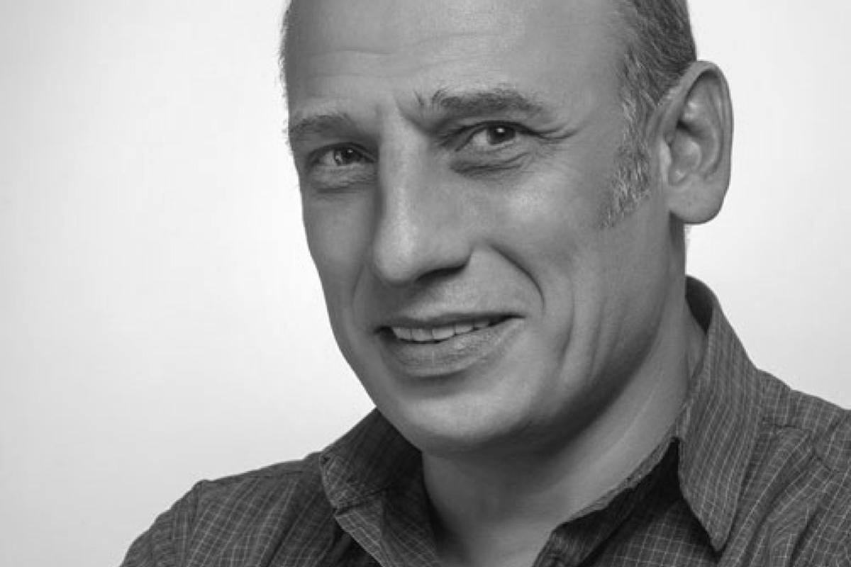 Умер актер из сериала «Метод» Артур Кочканян Актер и режиссер Артур Кочканян, известный по сериалу «Метод», скончался в возрасте 60 лет. Трагическую новость сообщил Нижегородский Камерный музыкальный театр имени Степанова. Кочканян страдал от онкологии, сообщает aif.ru. Актер прошел 25 курсов химиотерапии, однако болезнь продолжала прогрессировать. 24 мая в нижегородском театре посвятят показ мюзикла «Труффальдино», поставленного Кочканяном, его памяти. Подписывайтесь