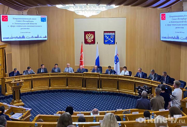 Ленобласть и Петербург намерены создать «зеленый пояс» к концу 2026 года  На совместном заседании координационного совета по социально-экономическому развитию Санкт-Петербурга и Ленинградской области председатель областного комитета градостроительной политики Игорь Кулаков представил доклад о формировании «зеленого пояса» вокруг Северной столицы.  По его словам, в проект планируется включить значительные природные территории:  «150 тысяч гектаров составляют территории, находящиеся в административных границах Ленинградской области, и 22 тысячи гектаров территории в административных границах города Санкт-Петербург в границах Ленинградской области».  В состав «зеленого пояса» предполагается включить земли лесного фонда, включая существующие и будущие особо охраняемые природные территории. Исключение составят участки с действующими лицензиями на недропользование, а также ряд территорий, где действуют ограничения по федеральному закону об охране окружающей среды.  Создание пояса потребует межведомственного взаимодействия и общественных процедур. Как отметил Кулаков:  «Необходимо направление региональным отделением по Санкт-Петербургу общероссийского общественного движения "Народный фронт "За Россию" мотивированного ходатайства о создании безопасного зеленого пояса в Общественную палату Санкт-Петербурга и Ленинградской области и проведение Общественной палатой соответствующих слушаний по данному вопросу».  После слушаний и решения правительства РФ начнется техническая часть работы: подготовка проекта границ, их утверждение и внесение данных в ЕГРН. Весь процесс, по оценке комитета, займет несколько лет:  «Срок выполнения поставленной задачи оценивается нами, возможно, до конца 2026 года».    Online47 — Всё о Ленобласти и не только