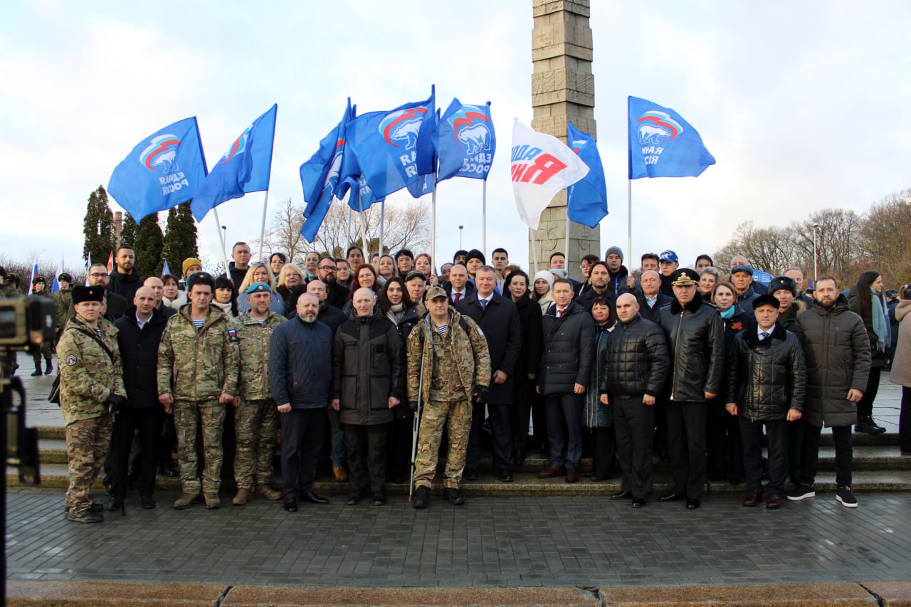 Облизбирком принял участие в возложении цветов к Памятнику1200 воинам гвардейцам  Сегодня в День Героев Отечества состоялась торжественная церемония у главного мемориала Калининграда  Цветы к подножию обелиска в память о павших Героях возложили Председатель Избиркома Инесса Винярская член облизбиркома Сергей Юспин руководитель аппарата ИККО Алексей Гусев  В церемонии приняли участие ветераны участники СВО и программы Герои 39 руководители Калининградской области и Калининграда Балтийского флота представители общественных движений и политических партий депутаты всех уровней жители Калининграда и области  Память павших почтили минутой молчания День Героев Отечества отмечается в нашей стране с 2008 года Дата символизирует не только гордость за наших Героев но и историческую преемственность защитников страны До 1917 года в этот день в России отмечался день георгиевских кавалеров