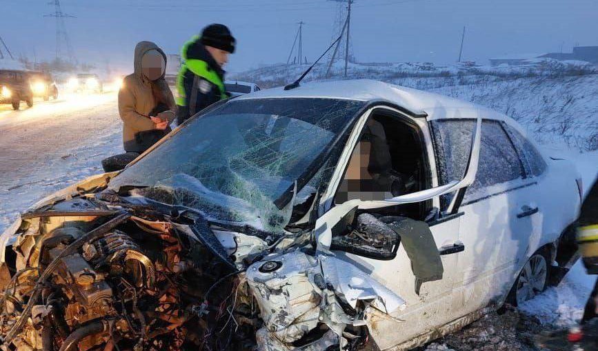 Женщина погибла, и трое детей пострадали в страшной автокатастрофе в Удмуртии.  В Удмуртии спасатели деблокировали 4 человек из столкнувшихся автомобилей. Об этом сообщает пресс-служба Главного управления МЧС по Удмуртской Республике.  Возле села Горняк в Можгинском районе столкнулись два легковых автомобиля. Предварительно, пострадали 9 человек, в том числе 3 детей. К сожалению, погибла женщина.  Сотрудники МЧС России деблокировали и помогли выбраться из искореженных машин 4 пострадавшим, включая двоих детей. Причины и подробности ДТП уточняются.  Официальной информации от пресс-службы региональной ГАИ пока не последовало.