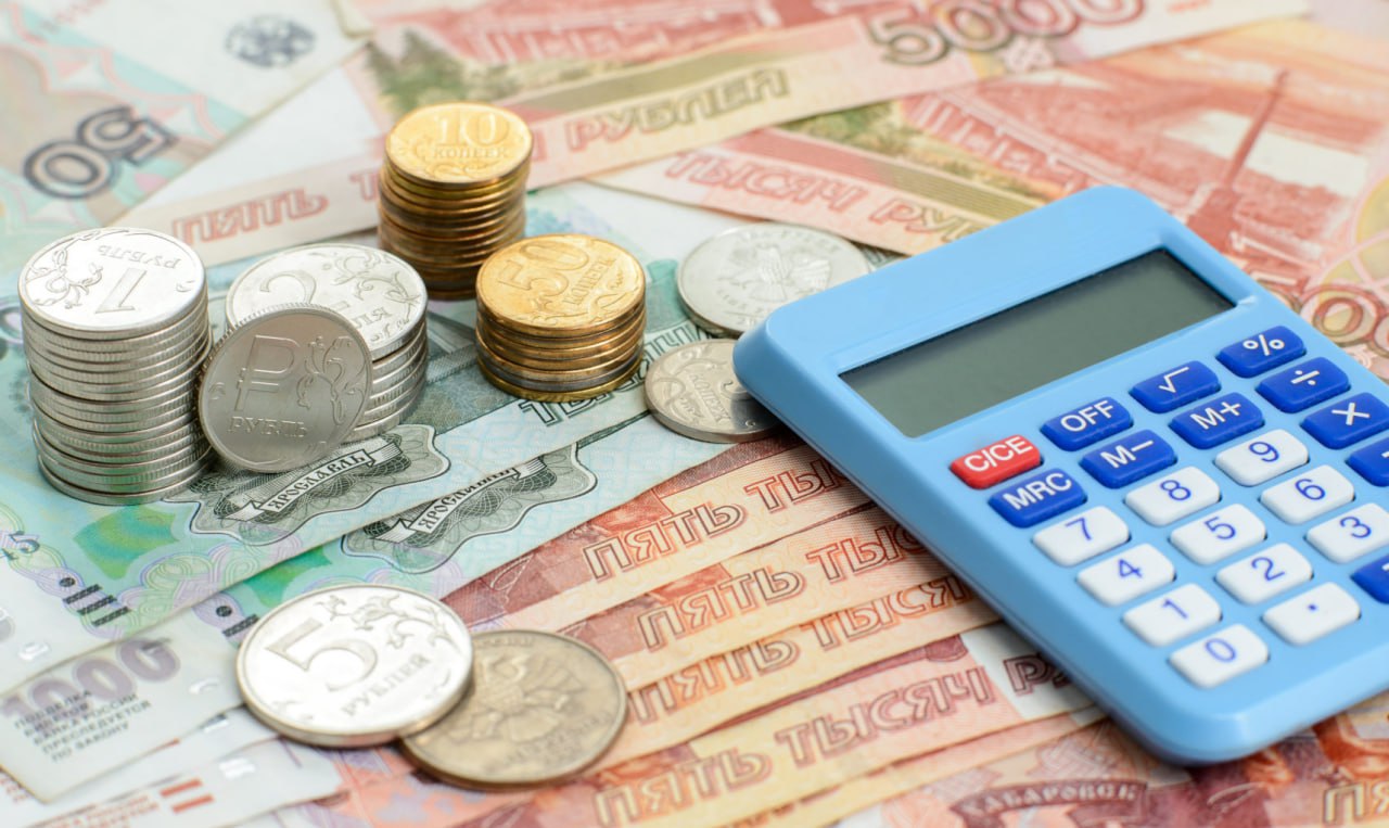 ЦБ ожидает прибыль банков в 2025 году в размере более 3 трлн рублей Она будет меньше 2024 года 3 8 трлн рублей без учета поступлений от дочерних банков и составит чуть более 3 трлн рублей заявила Эльвира Набиуллина По ее словам несмотря на уменьшение прибыли этого достаточно для поддержания капитала Набиуллина уточнила что из полученных по итогам девяти месяцев текущего года 2 7 трлн рублей банки направили в капитал 1 трлн рублей Ранее сообщалось что прибыль банков сократилась вдвое из за роста резервов fatcat18