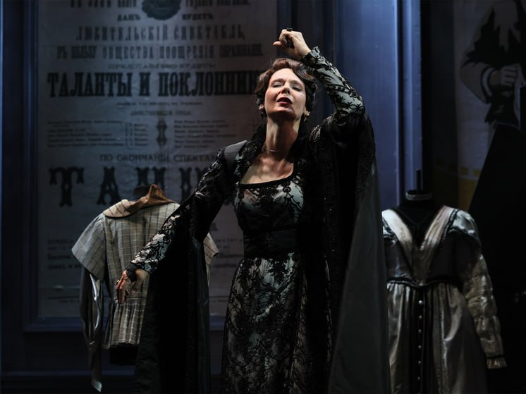 Лидия Вележева стала лауреатом Звезды Театрала В номинации Лучшая женская роль побеждает Лидия Вележева актриса Театра Вахтангова В спектакле Без вины виноватые на сцене Малого театра она играет Кручинину известную провинциальную актрису которая возвращается в город своей молодости где когда то потеряла все самое дорогое Эта актерская работа набрала большинство зрительских голосов На Звезду Театрала претендовали также Светлана Ходченкова Зал ожидания театр Ателье и Ольга Остроумова Женитьба Театр Моссовета Фото Евгений Люлюкин Проект реализуется при поддержке Президентского фонда культурных инициатив