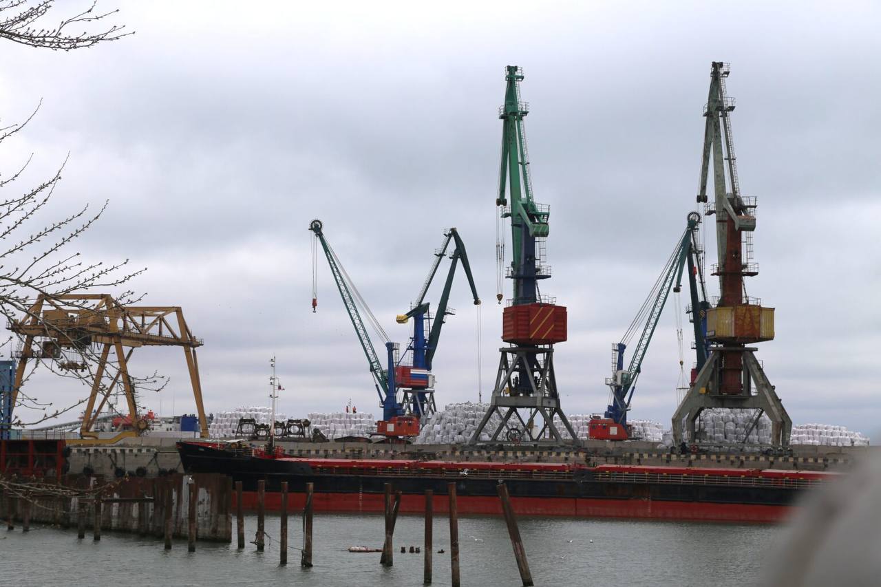 Махачкалинский морской торговый порт обновил рекорд перевалки грузов Перевалка грузов в морском торговом порту Махачкалы в мае 2025 года достигнута 85 тысяч тонн. Это новый рекорд после апрельского скачка до 83,5 тысяч тонн обработанных грузов. Из общей доли перевалки более 80 тысяч тонн составил цемент. За пять месяцев 2025 года объём перевалки цемента достиг 250 тысяч тонн, что на 30% больше, чем за аналогичный период прошлого года. Канал - Экономика Дагестана