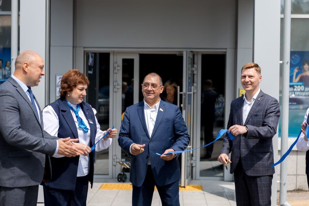 Обновленное отделение ВТБ открылось в ТЦ «Аврора» Офис ВТБ на ул. Собинова, 7Е возобновил работу после реконструкции. ВТБ продолжает обновлять существующие и открывать новые офисы. Это важная часть стратегии банка по повышению доступности финансовых услуг. «За последние месяцы мы открыли в регионе четыре офиса, а после реконструкции отделения в ТЦ «Аврора» жители западной части Пензы получили возможность решить свои финансовые вопросы в привычном месте, но уже с новым уровнем комфорта», – отметил управляющий ВТБ в Пензенской области Денис Педай. Одновременно с сетью отделений развивается и выездной сервис банка. Сейчас 83% жителей Пензенской области могут заказать доставку продуктов ВТБ на дом, в офис или другое удобное место. Сейчас ВТБ в регионе обслуживает 174 тысячи розничных клиентов. К концу следующего года за счет интеграции Почта Банка сервисами ВТБ будет охвачено свыше 90% жителей региона. Реклама. Банк ВТБ ПАО . ИНН 7702070139. Генеральная лицензия Банка России №1000. erid: 2VtzqvdtpXF