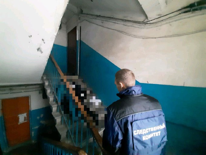 Три трупа нашли в одной из ростовских квартир — региональный следком подтвердил жуткое происшествие. Дело было в Суздальском переулке — в квартире обнаружили сгнившие останки супружеской пары 63 и 65 лет, а также их 40-летнего сына. Очевидцы утверждают, что тела пролежали там около месяца. При этом дверь в квартиру была заперта изнутри. Признаков взлома на ней не было, а на телах, в свою очередь, не нашли каких-либо повреждений или других свидетельств насильственной смерти. Чтобы понять, по какой причине умерли члены семьи, следком назначил судмедэкспертизу и проверку квартиры. Возбуждено уголовное дело по статье о причинении смерти по неосторожности. Подписаться Прислать нам новость